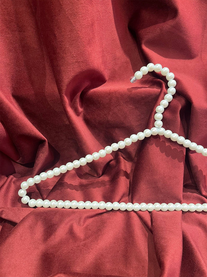 Frøken Dianas Salonger Kleshenger Perlehenger hvit