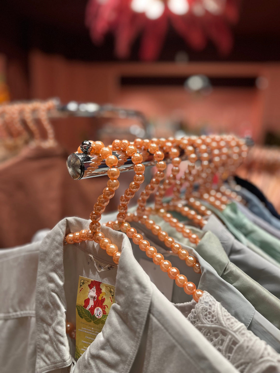 Frøken Dianas Salonger Kleshenger Perlehenger rosa