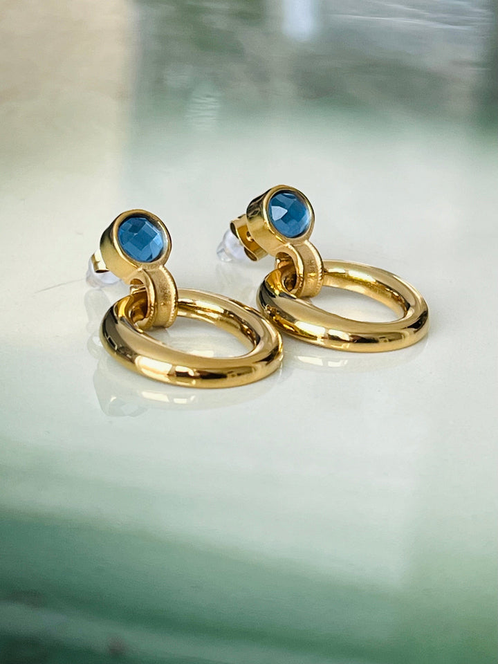 Frøken Dianas salonger øredobber Øredobber blå krystall med gullring