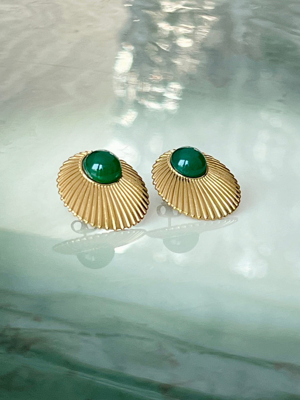 Frøken Dianas salonger øredobber Øredobber gullskive med grønn stein