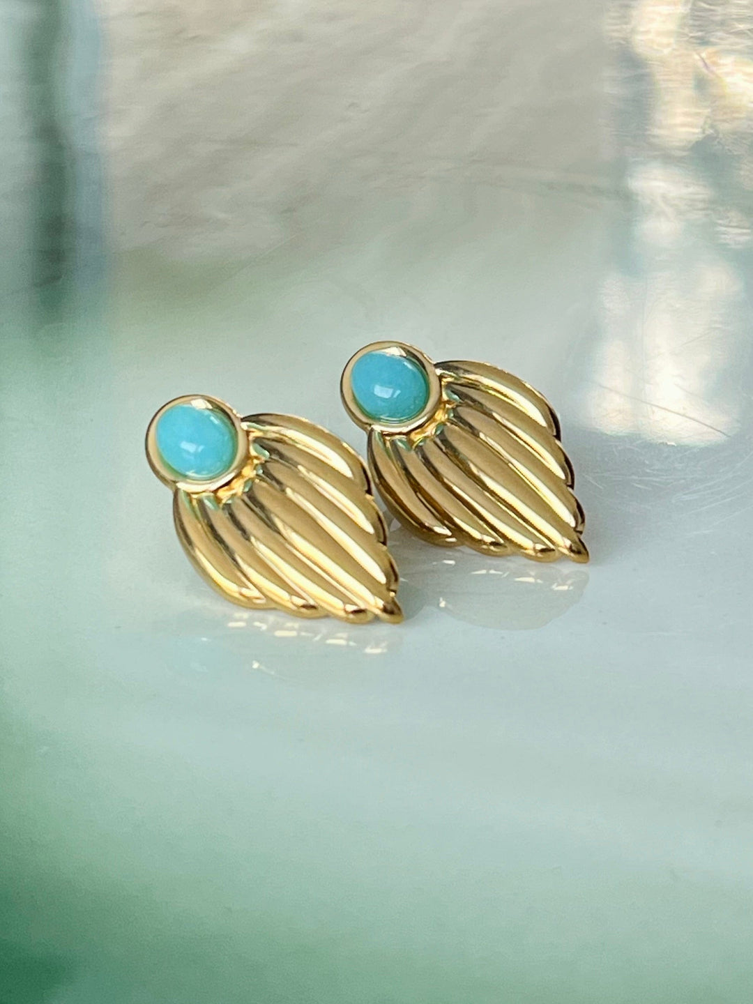 Frøken Dianas salonger øredobber Øredobber gullvinge med turkis stein