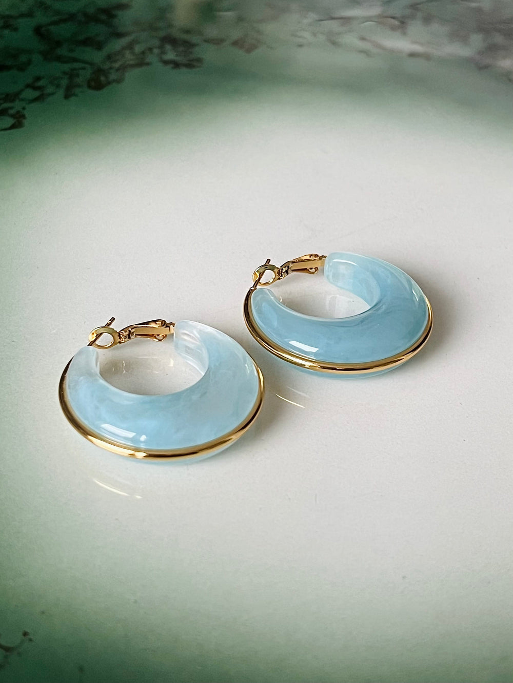 Frøken Dianas salonger øredobber Øredobber marble hoops blå