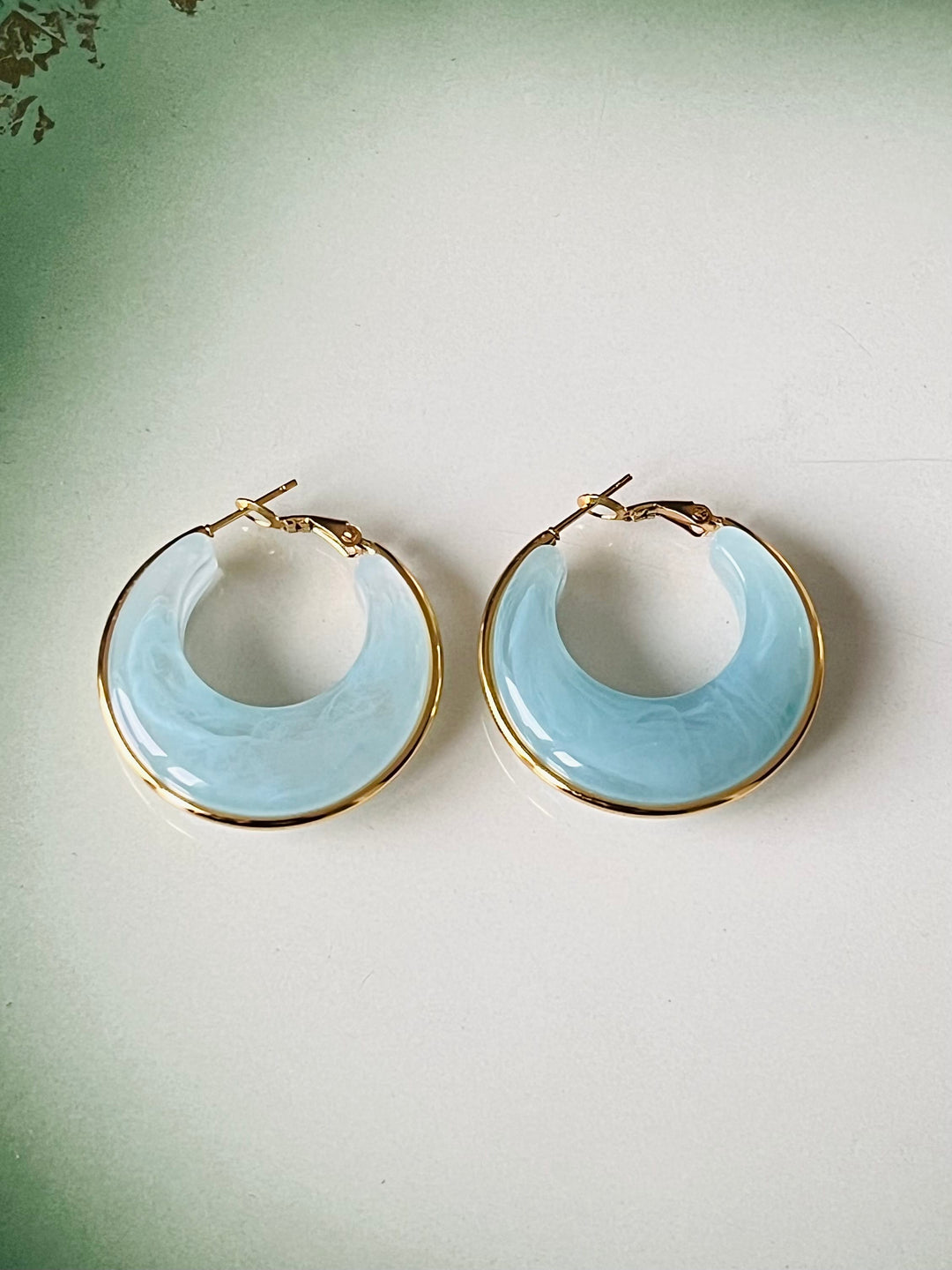 Frøken Dianas salonger øredobber Øredobber marble hoops blå