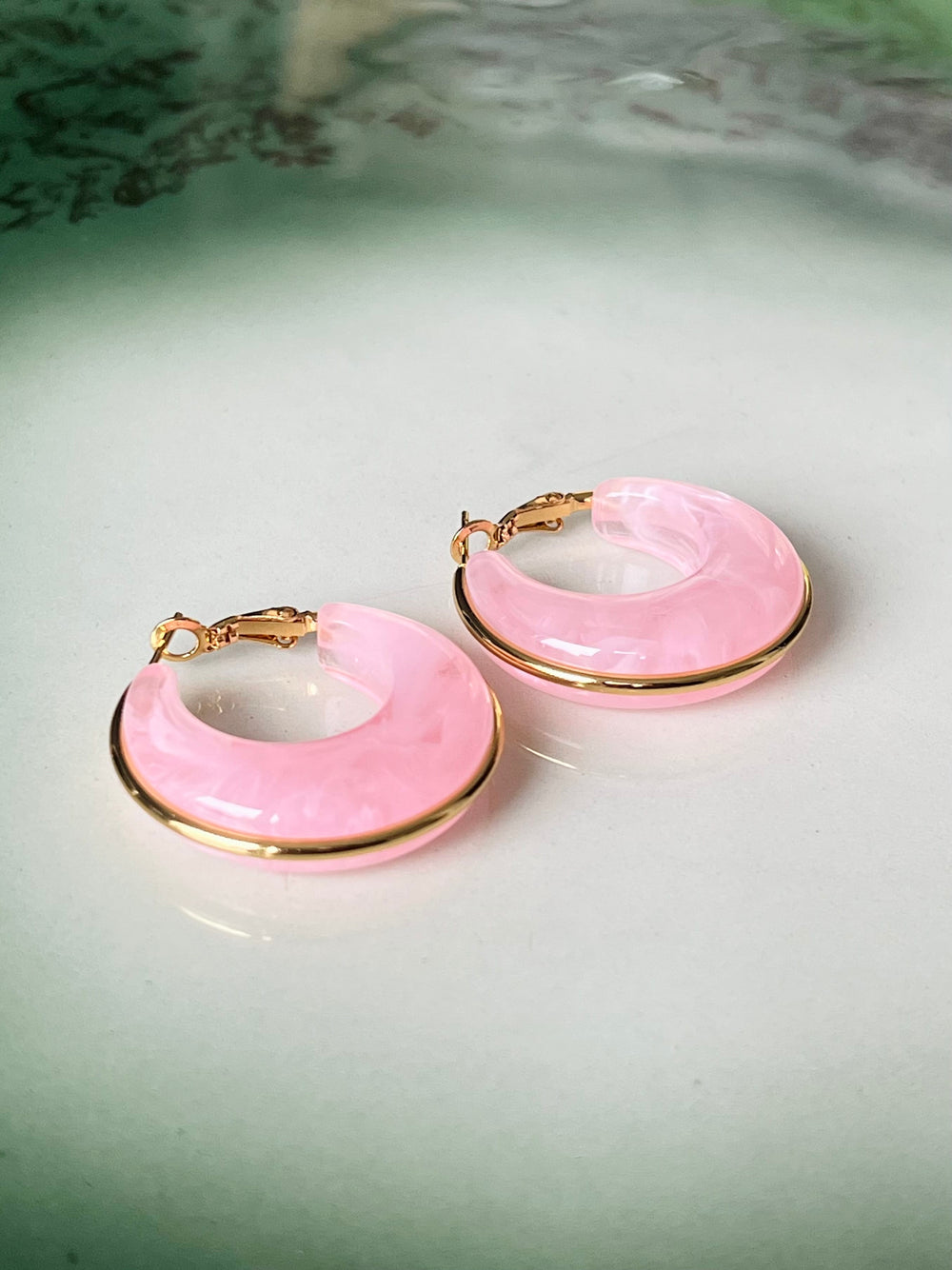 Frøken Dianas salonger øredobber Øredobber marble hoops rosa