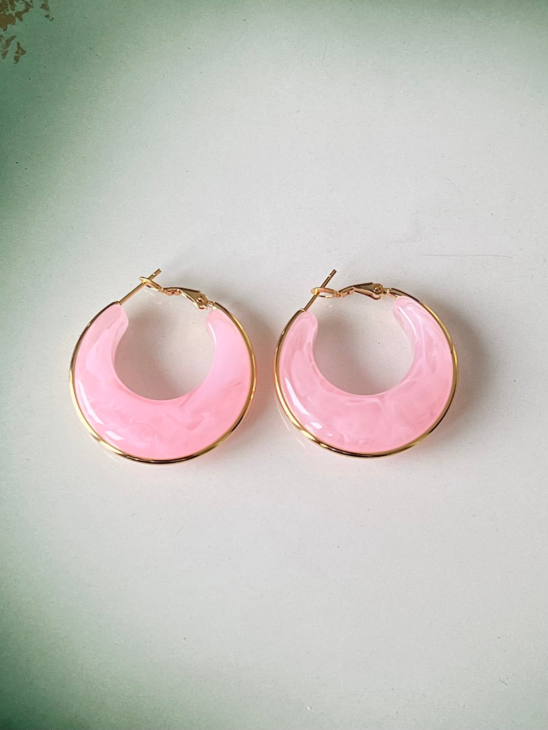 Frøken Dianas salonger øredobber Øredobber marble hoops rosa