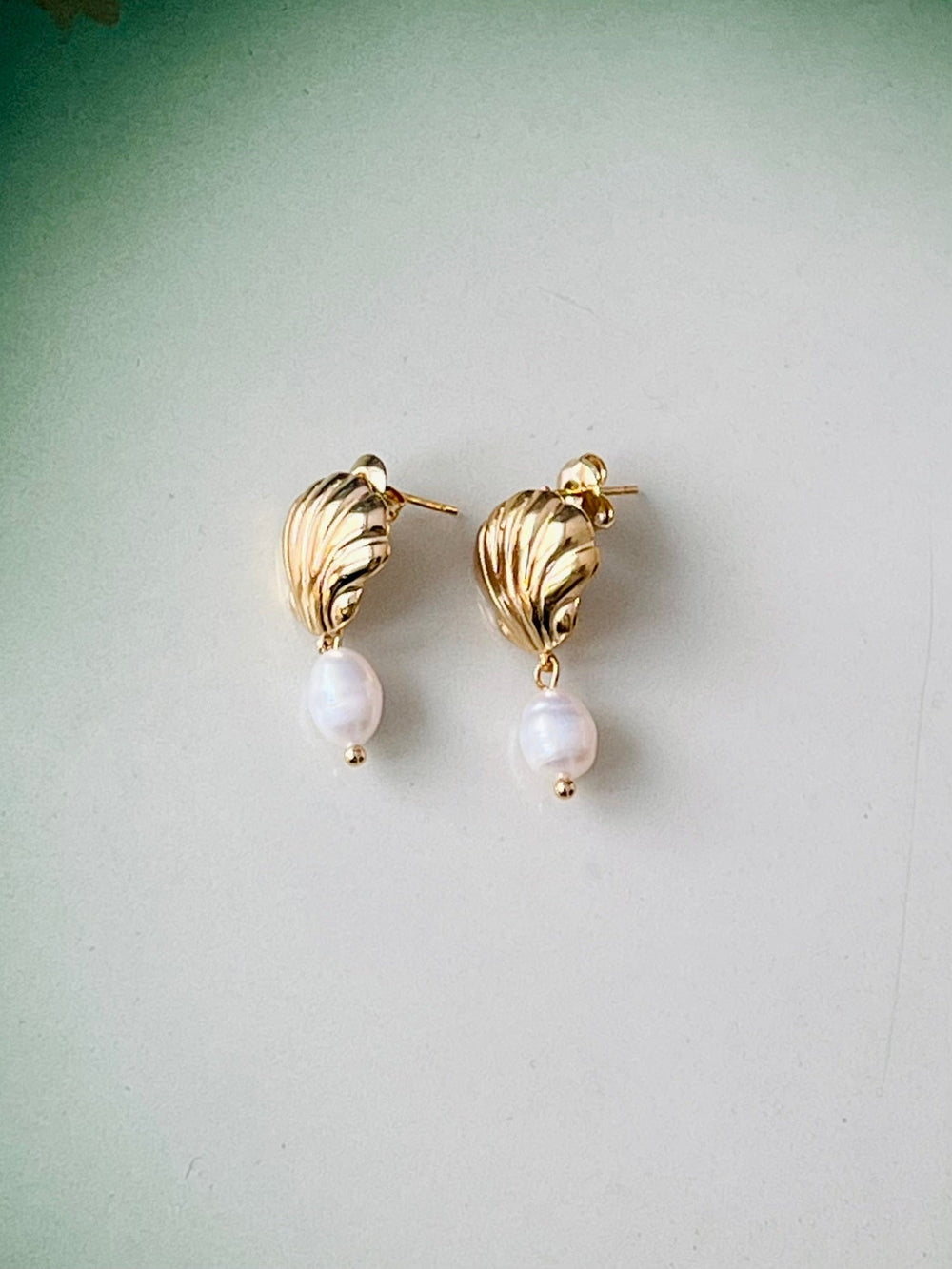 Frøken Dianas salonger øredobber Øredobber skjell med perledråpe