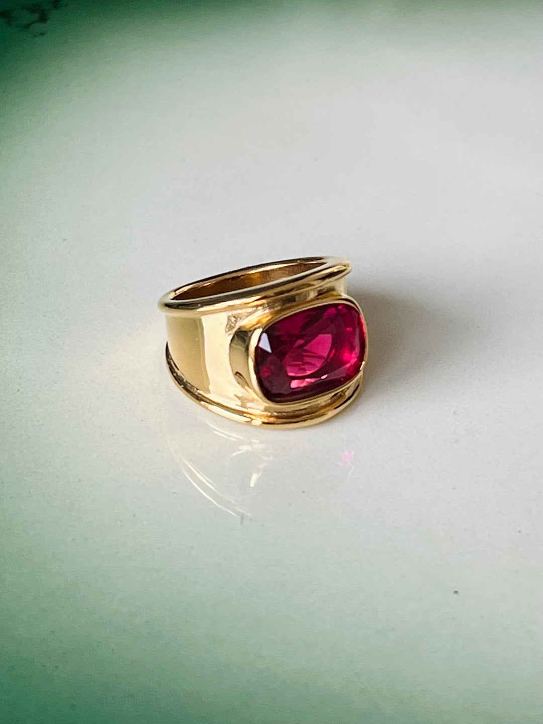 Frøken Dianas salonger ringer Ring fuchsia sten