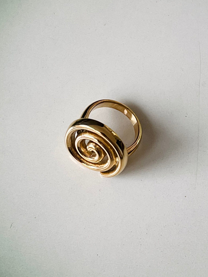 Frøken Dianas salonger ringer Ring gullsprial