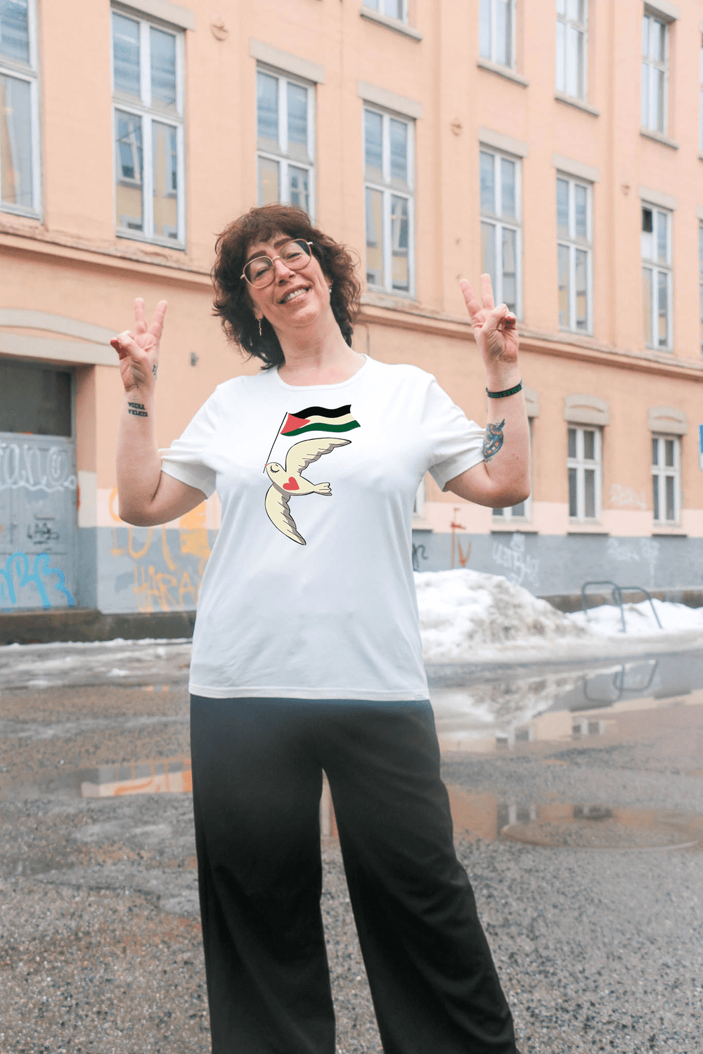 Frøken Dianas salonger t-skjorter T-SKJORTE FOR BARNA I GAZA MED FREDSDUE