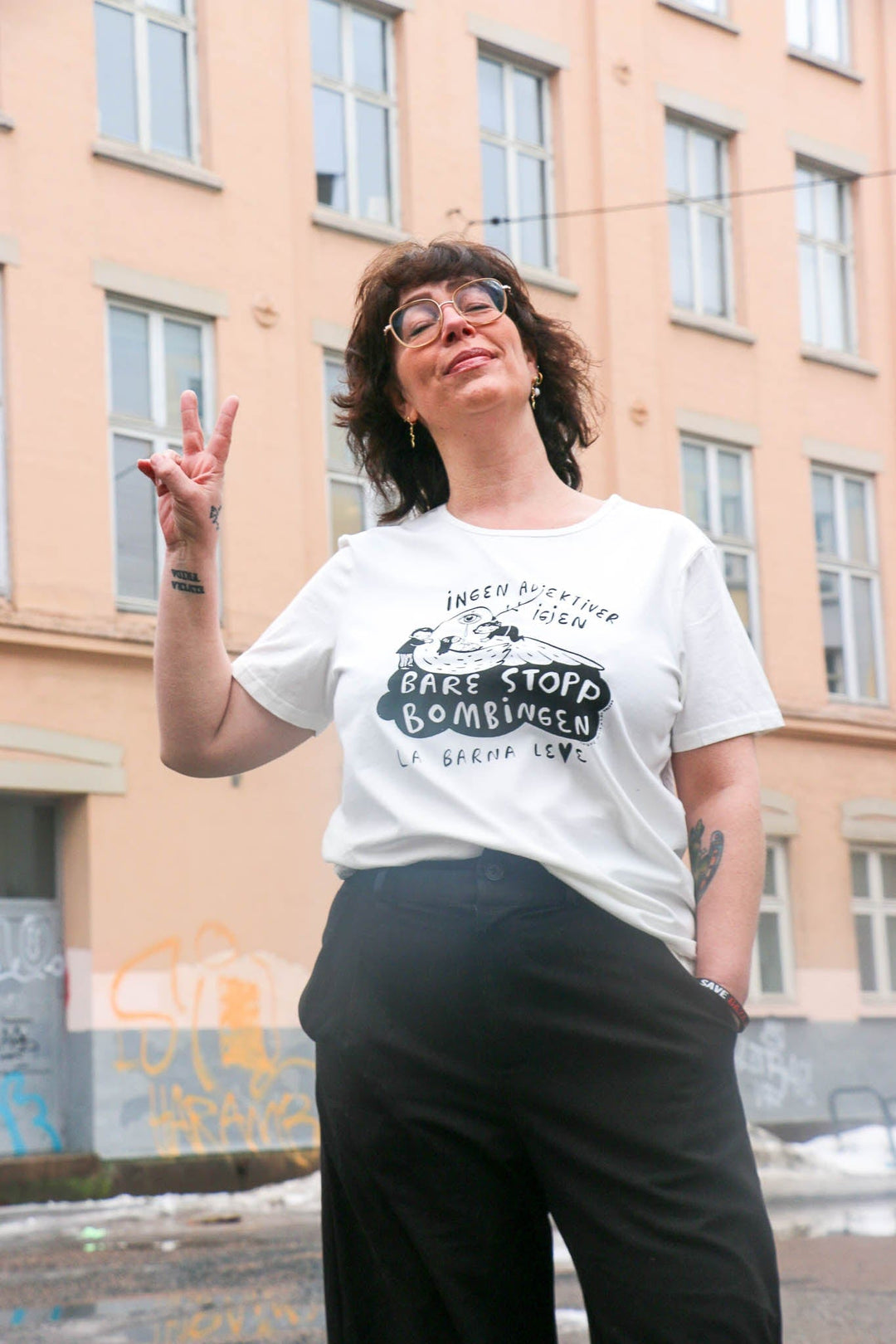 Frøken Dianas salonger  t-skjorter T-SKJORTE FOR BARNA I GAZA MED POESI AV TRYGVE SKAUG