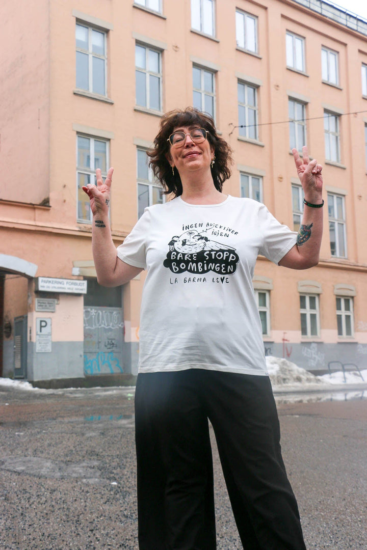 Frøken Dianas salonger  t-skjorter T-SKJORTE FOR BARNA I GAZA MED POESI AV TRYGVE SKAUG