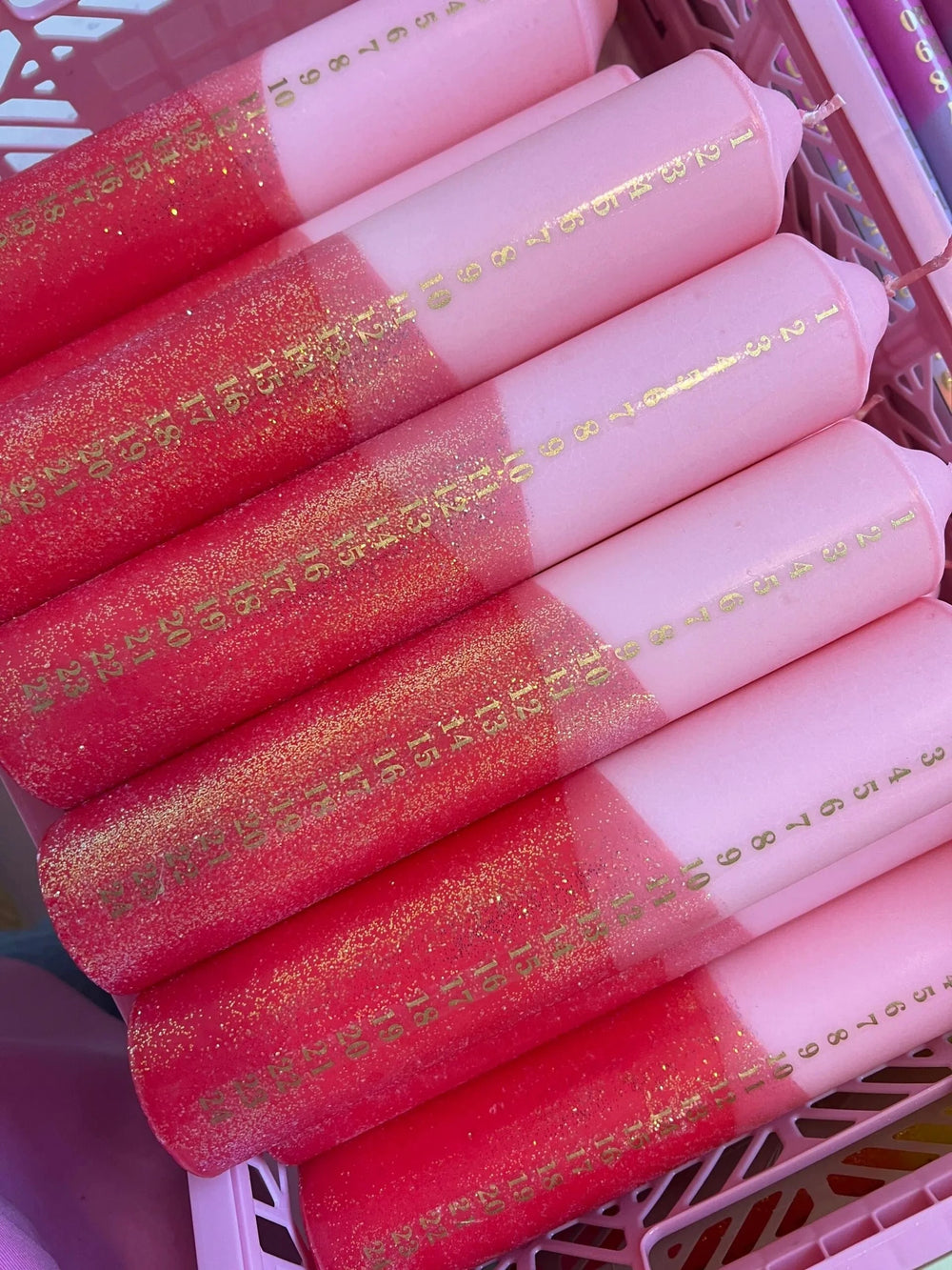 Mila Noire stearinlys Kalenderlys - kubbelys rosa og rød