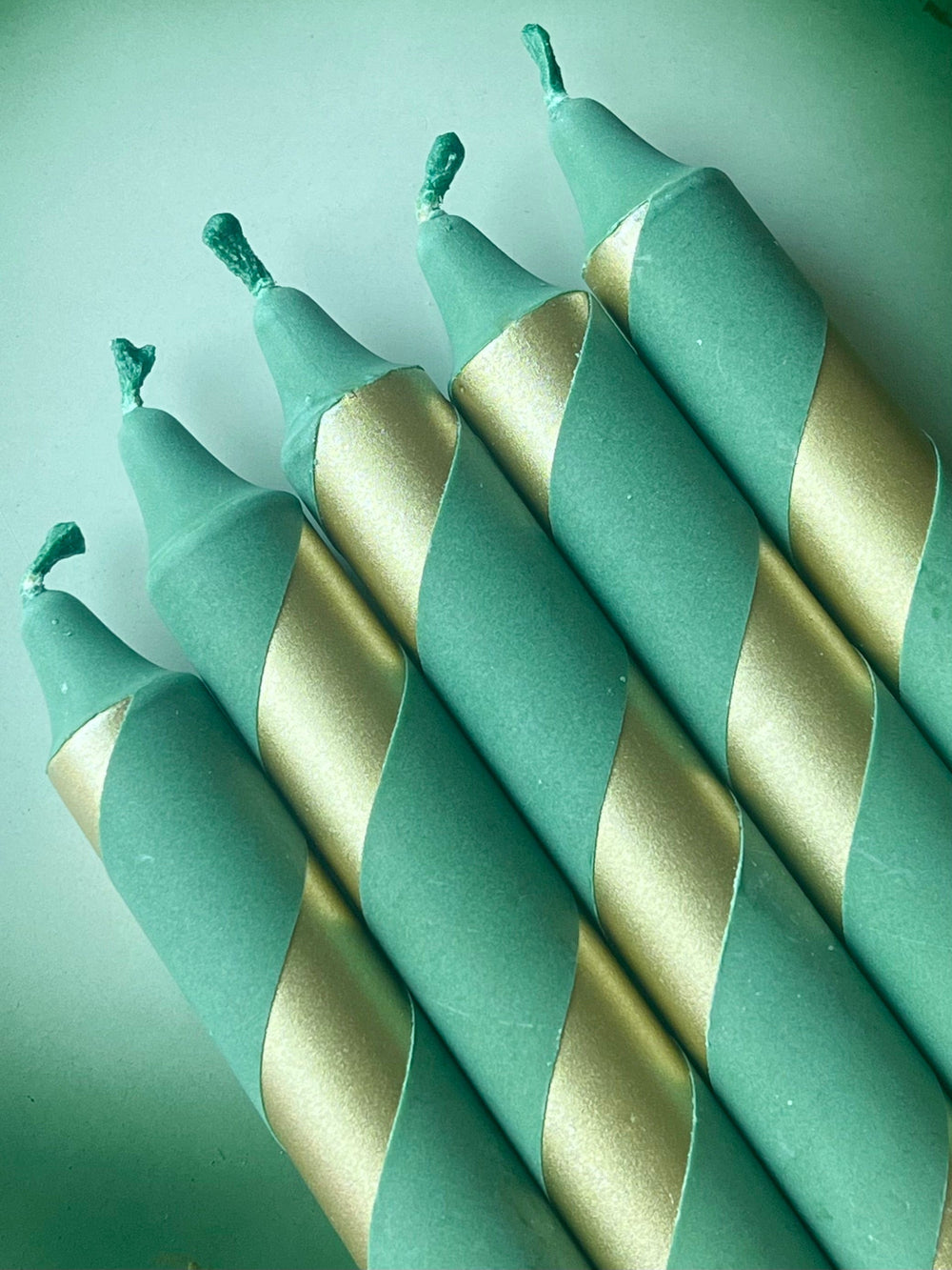 Mila Noire stearinlys Stearinlys spiral -  grønn og gull