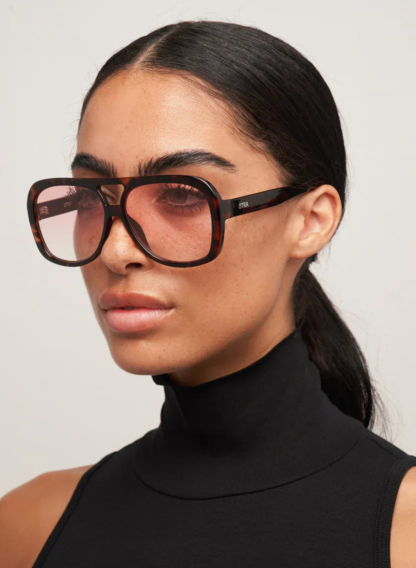 Otra Eyewear solbriller Solbriller Yara - Tortoise/Pink fade