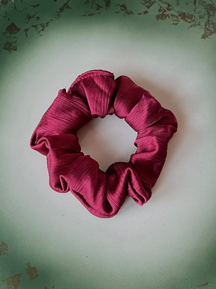 Scrunchie av restestoff liten - red satin