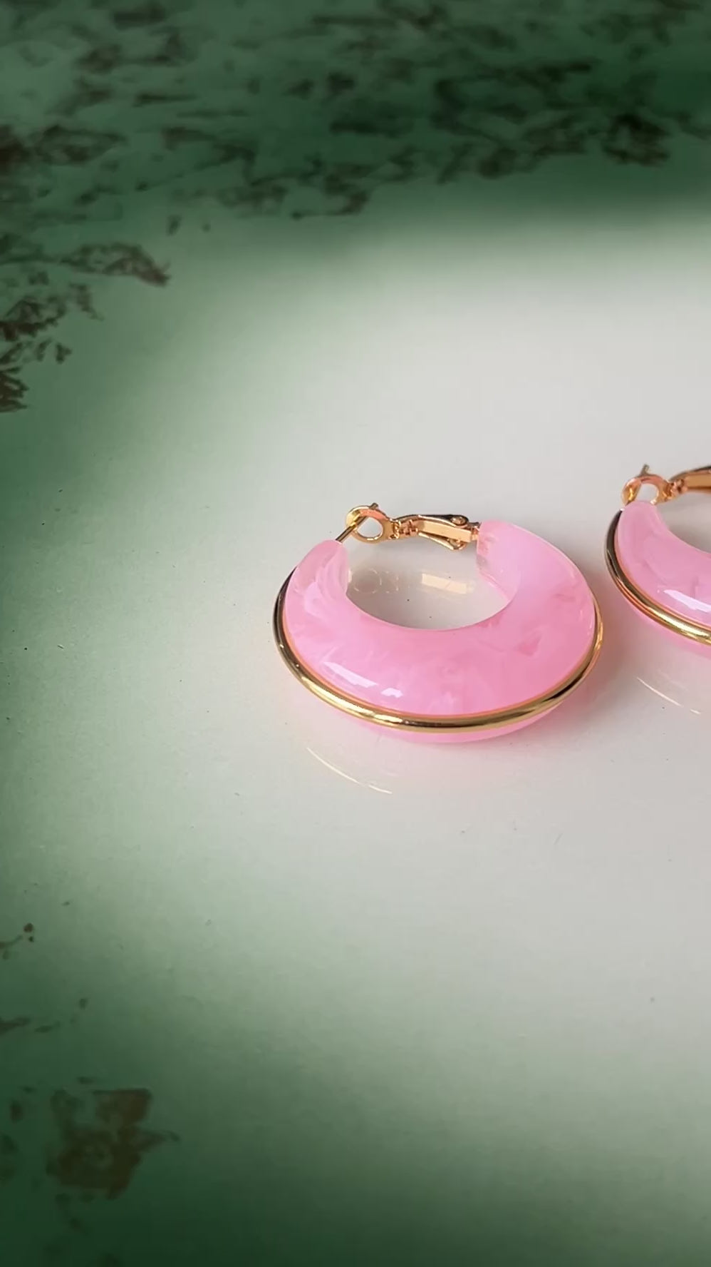 Øredobber marble hoops rosa Froken Dianas Salonger 