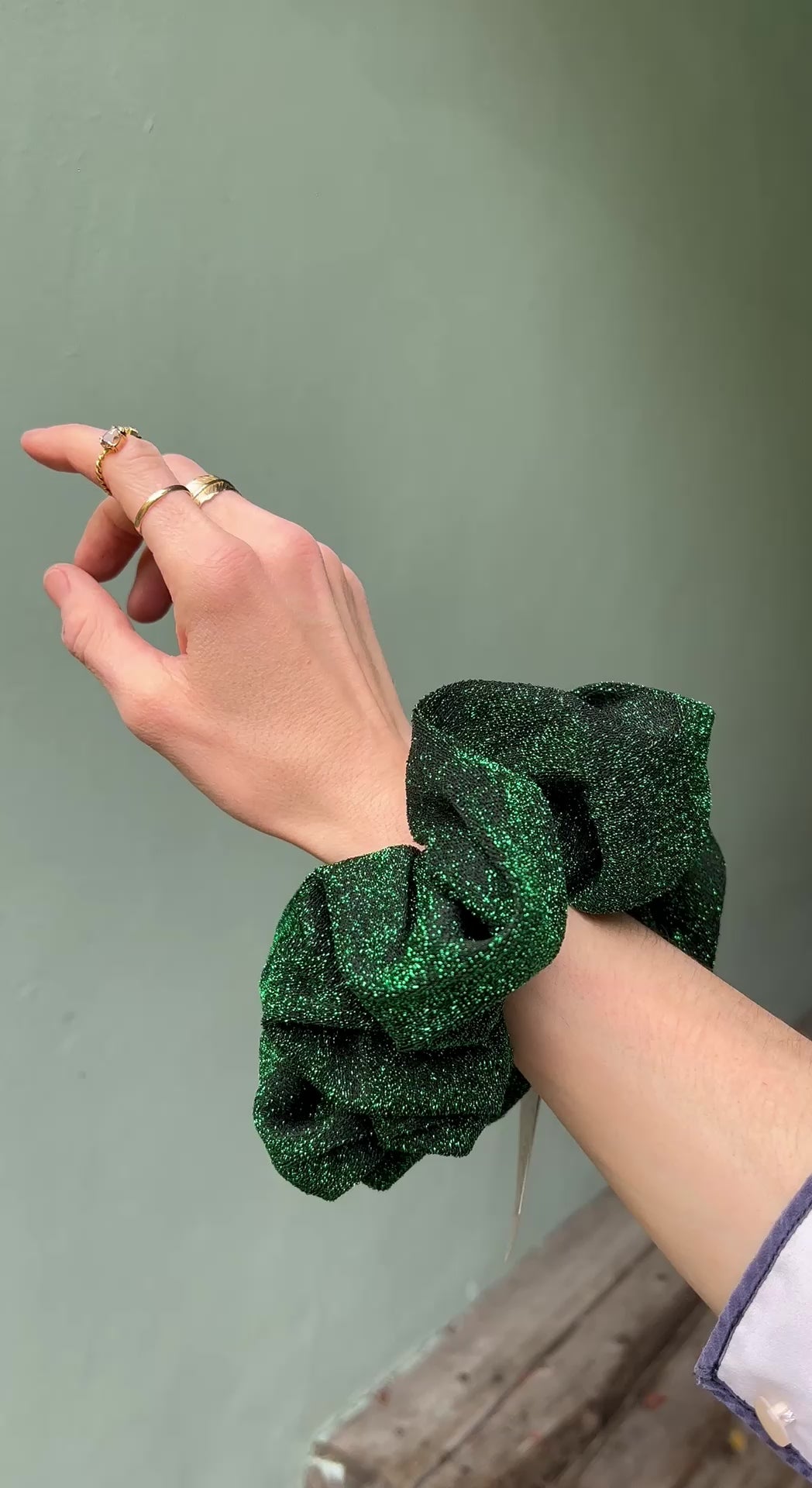 Scrunchie av restestoff stor - grønn lurex