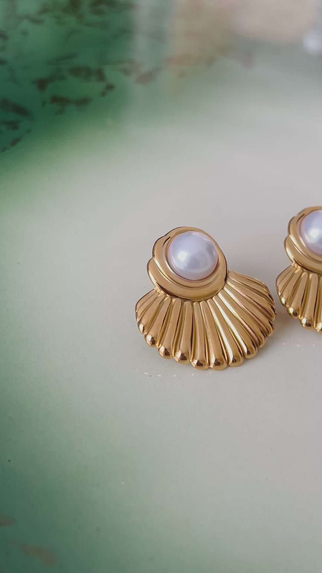 Øredobber perle i skjell