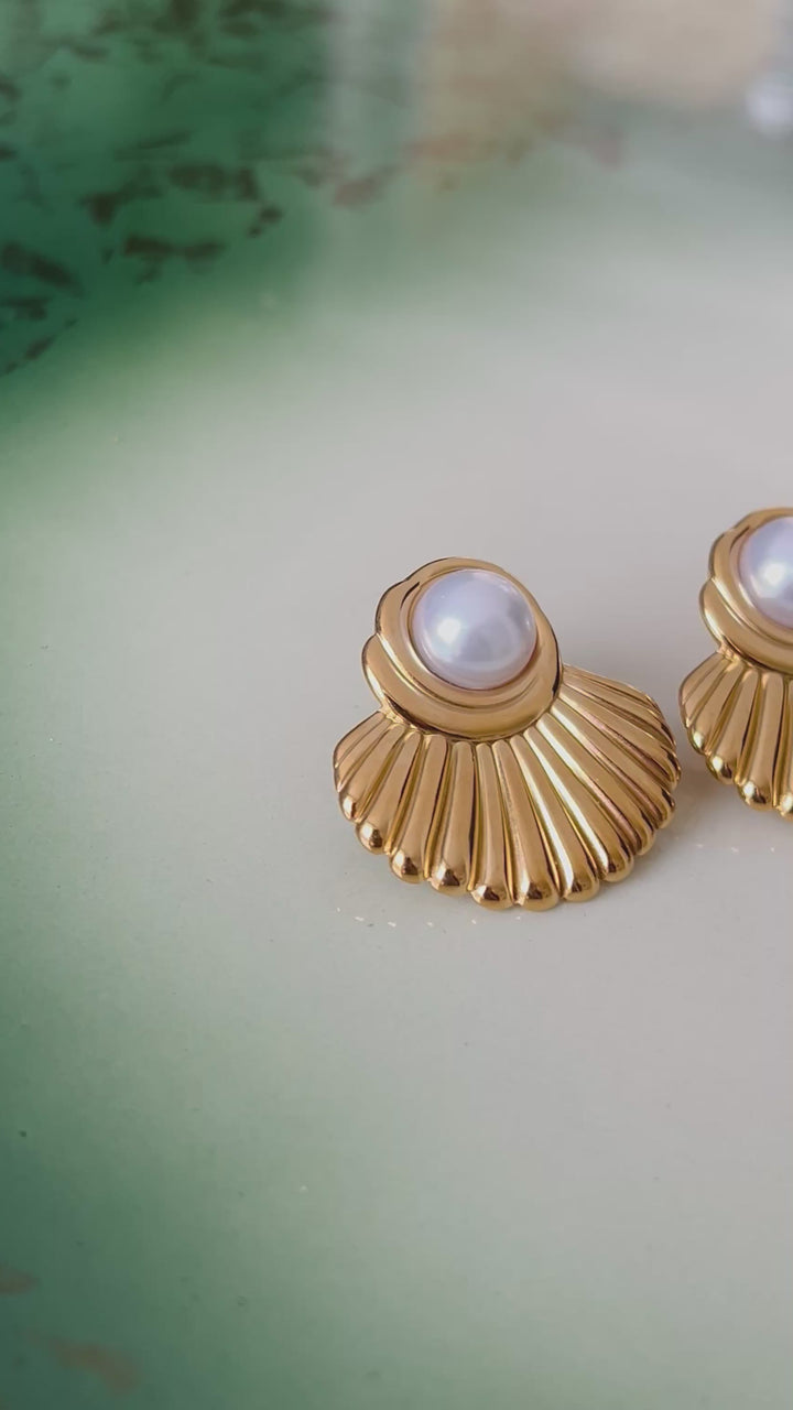 Øredobber perle i skjell