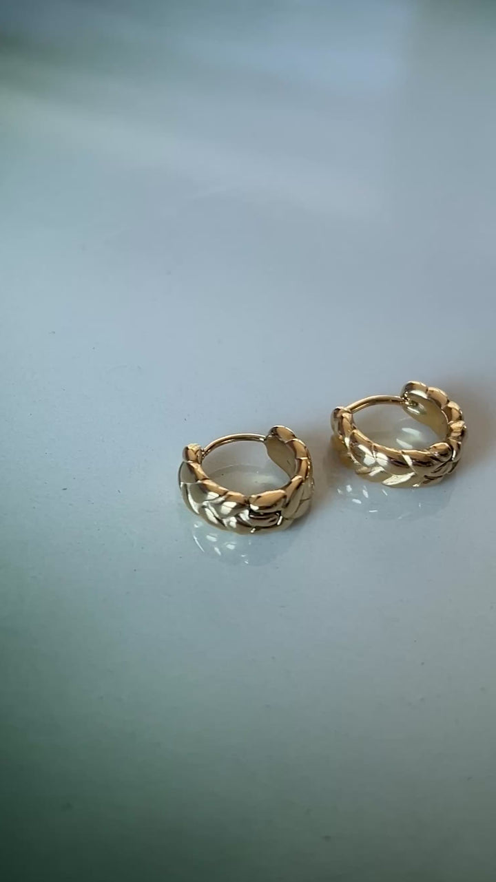 Frøken Dianas Salonger Braided Hoops ørering flettet design rustfritt stål gullforgylt