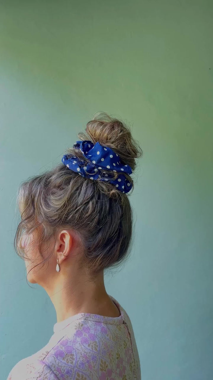 Scrunchie Dots av restestoff stor - mørkeblå