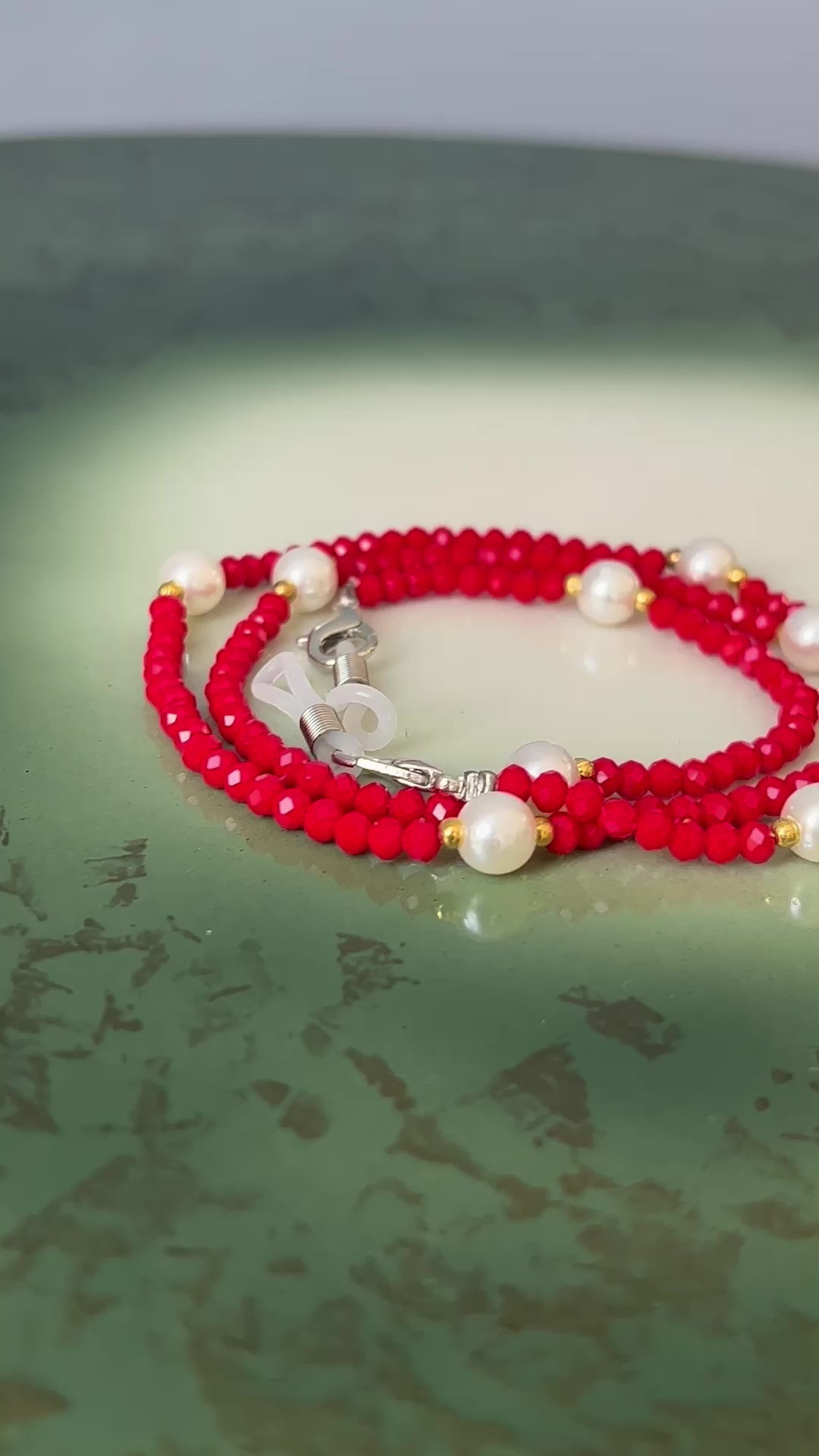 Brillekjede -  rød med hvite perler