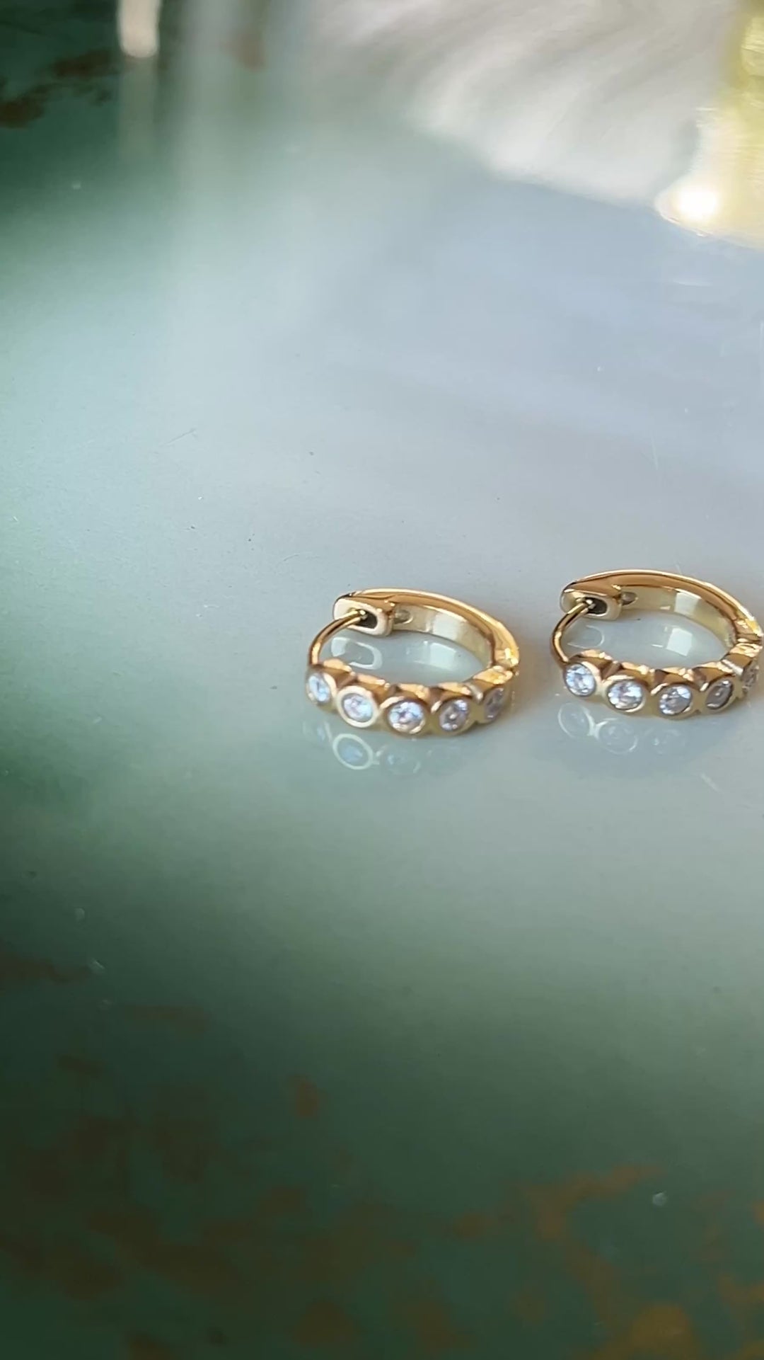 Frøken Dianas Salonger Øreringer glitrende stener gullforgylt rustfritt stlål Hoops Bezel
