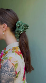 Last inn og spill av video i Gallerivisningen, Scrunchie Dots av restestoff stor - grønn
