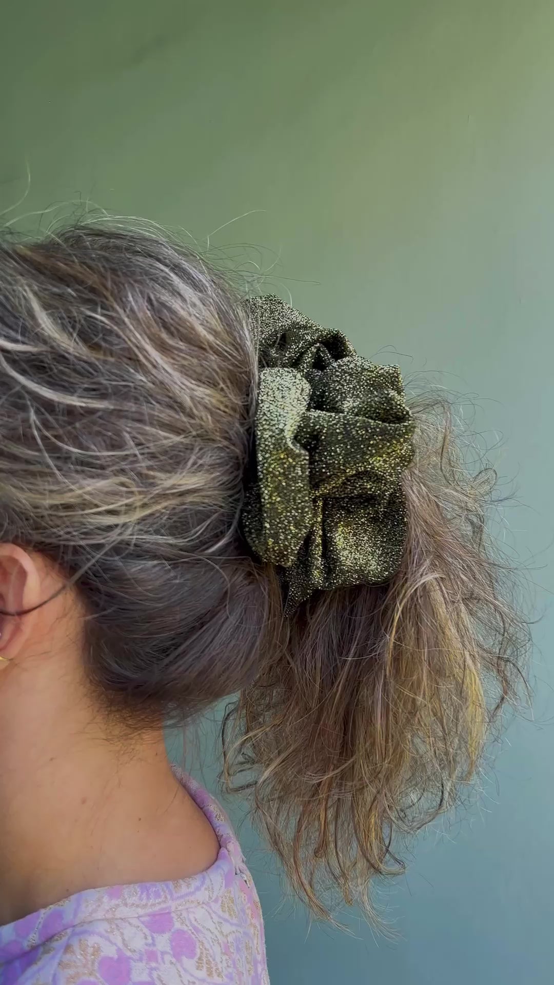 Scrunchie av restestoff stor - gold glitter