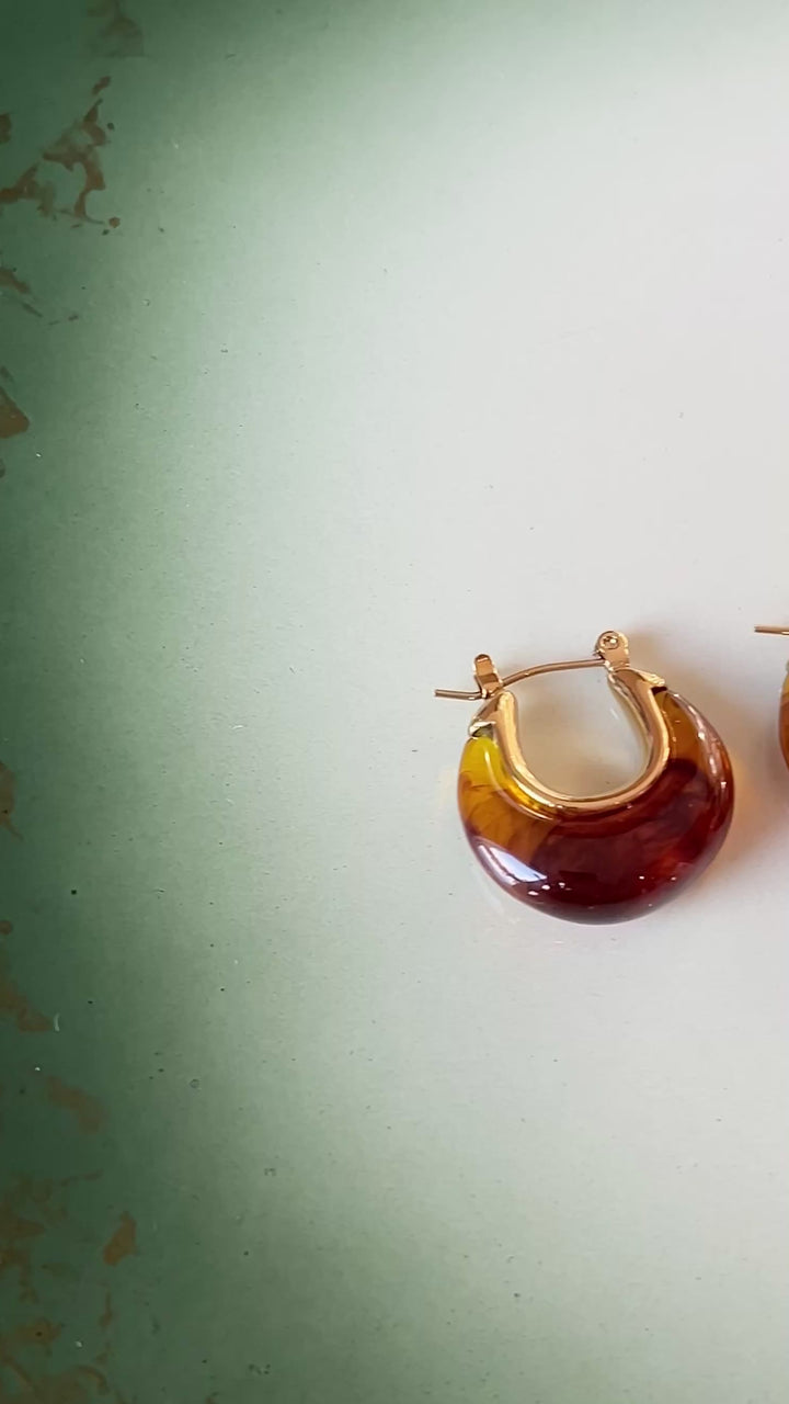 Frøken Dianas Salonger Marbled drops hoops amber brun