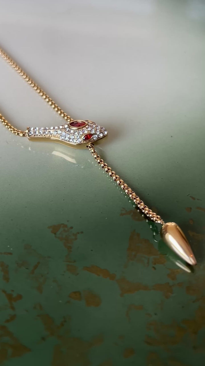Frøken Dianas Salonger Halskjede Crystal Snake krystaller Slange rustfritt stål gullforgylt anheng- y-form