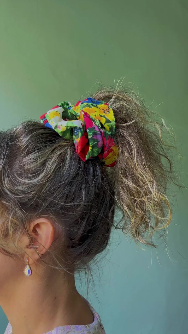 Scrunchie av restestoff stor - wildflowers