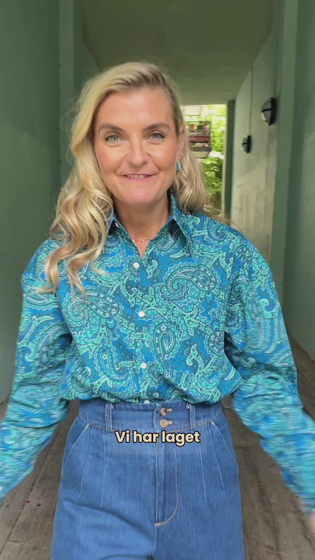 video av karro shirt paisley en skjorte i bomull fra Dianas vintage med paisleyprint i blått og grønt