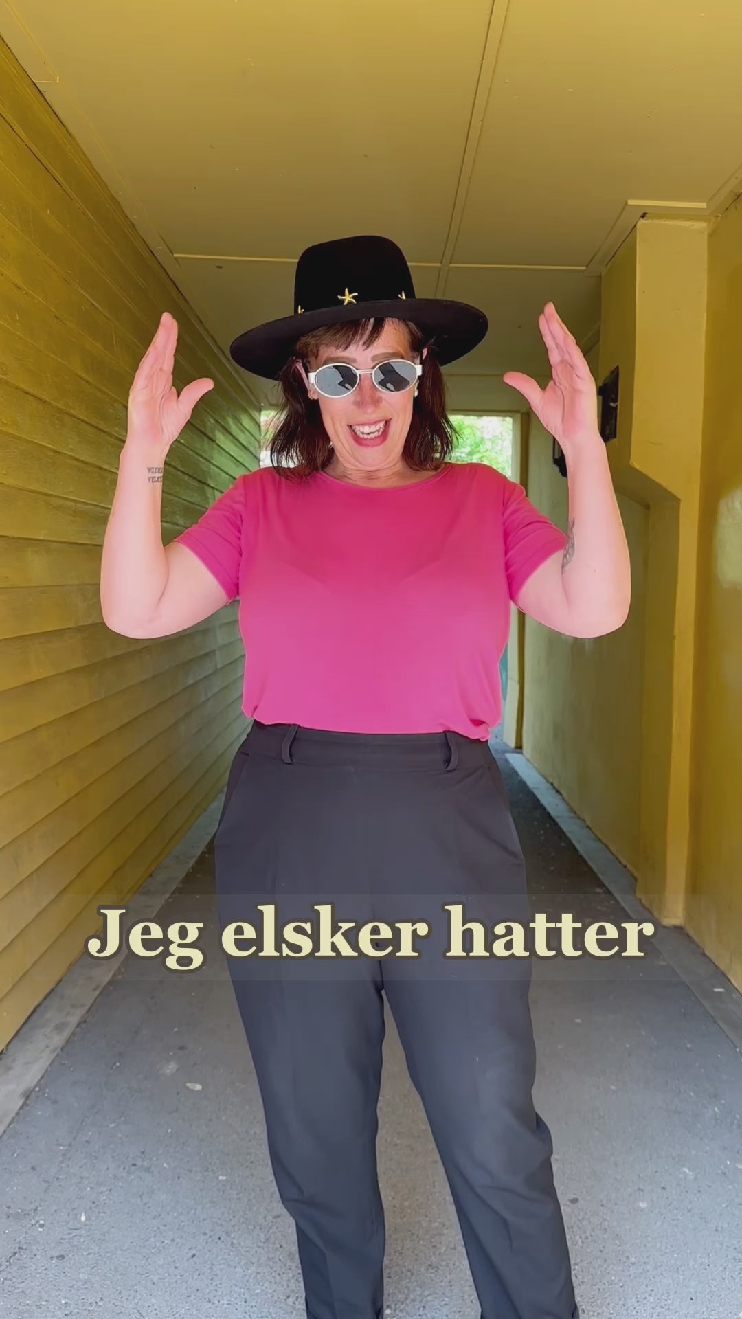 Hatt Citron - svart med stjerner