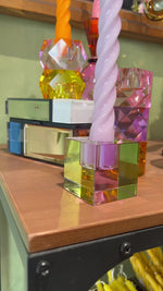 Last inn og spill av video i Gallerivisningen, Lysestake i krystall cube - green and pink
