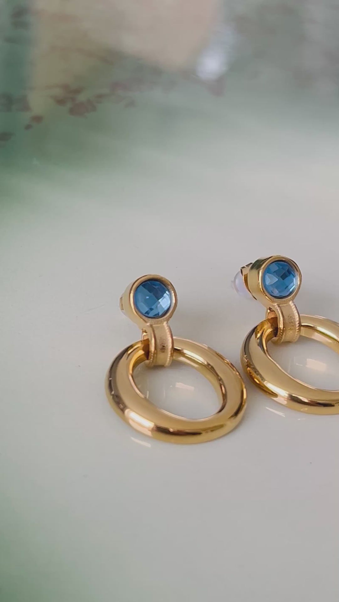 Øredobber blå krystall med gullring