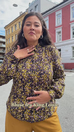 Last inn og spill av video i Gallerivisningen, Carina Osio bluse
