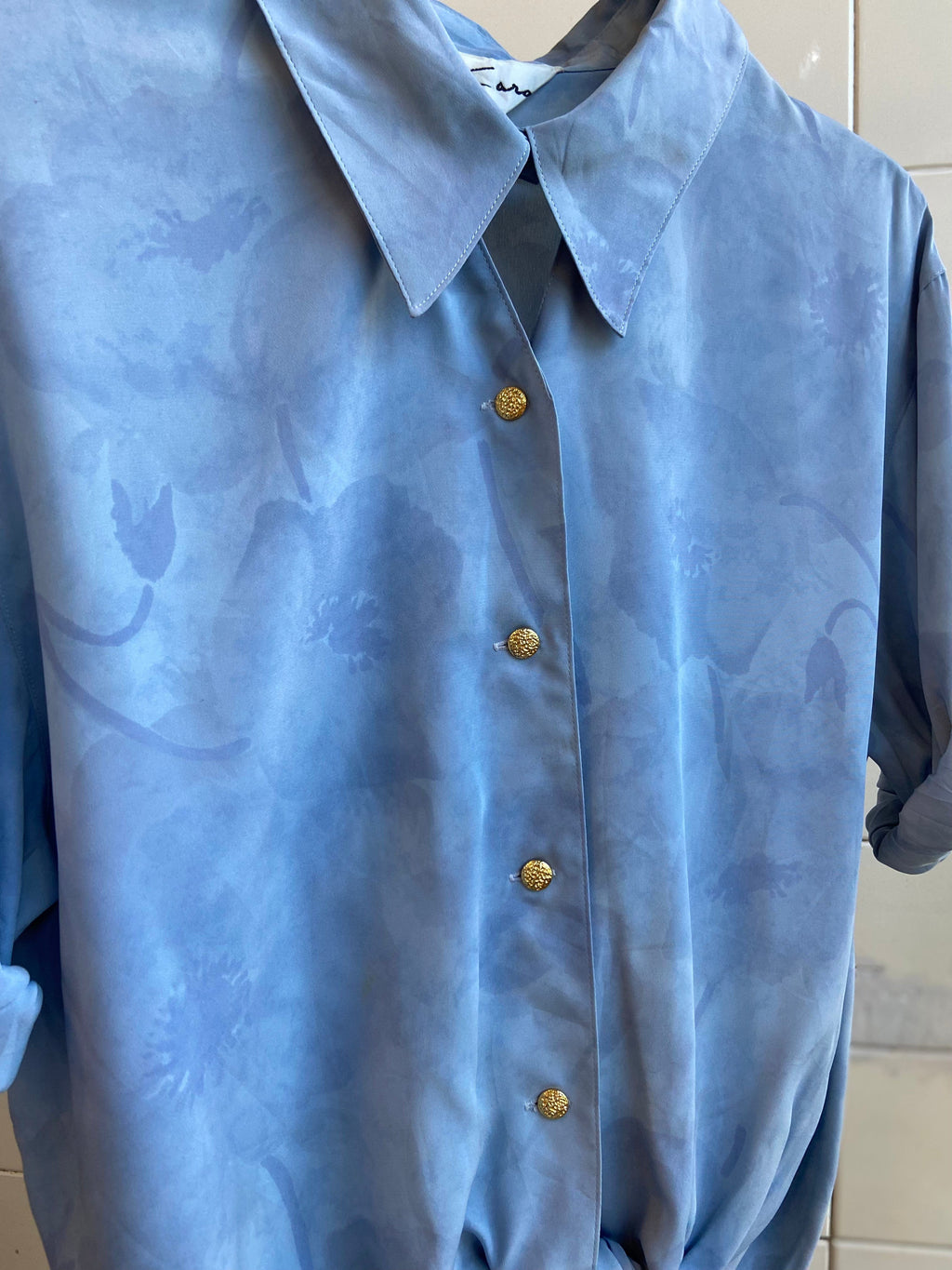 Vintage Vintage bluser L Vintagebluse - Dus blå med gullknapp, str L