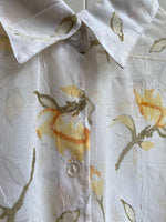 Last inn bildet i Galleri-visningsprogrammet, Vintage Vintage bluser L Vintagebluse - Gule liljer, str L
