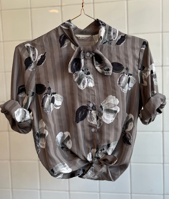 Vintage Vintage bluser M Vintagebluse - Svart/hvit blomster, str M
