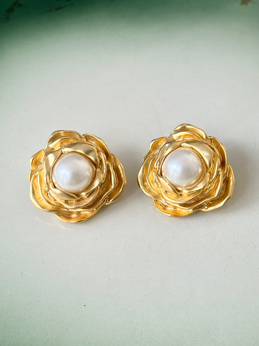 Vintage Vintage Øredobber Vintage øredobber - gylne blomster med perle
