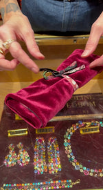 Last inn og spill av video i Gallerivisningen, Smykkepose laget av restestoffer fra Dianas Vintage på Spir Søm Oslo. Bærekraftig produksjon.
