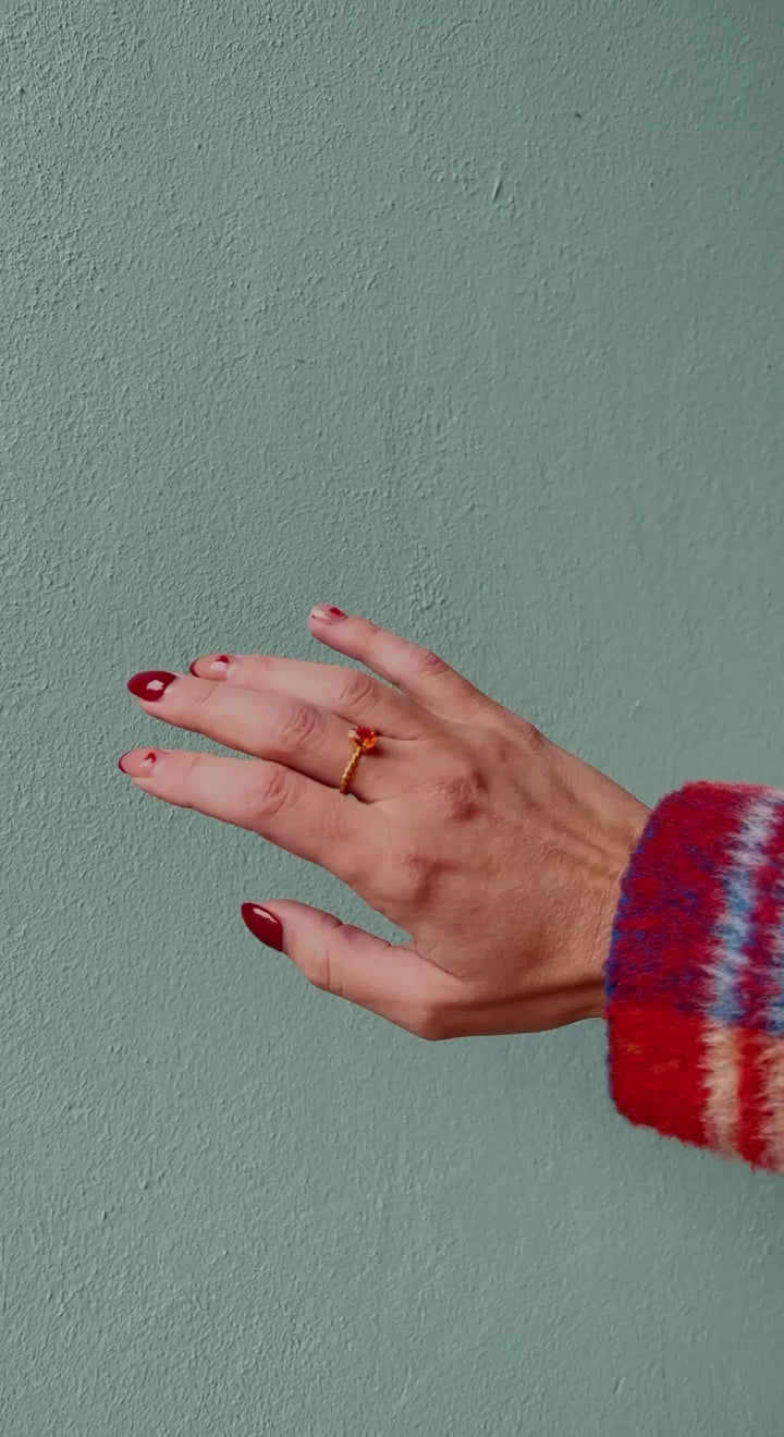 Niki ring Tangerine fra Caroline Svedbom er en nydelig glitrende og elegant ring med orange swarovski krystaller. Gullforgylt messing