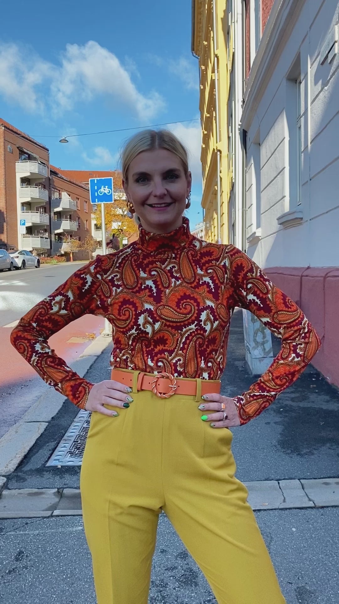 Pologenser i paisleymønster fra Dianas Vintage. Orange, burgunder, hvit og sennepsgul. Lange ermer og høy hals.