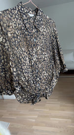 Last inn og spill av video i Gallerivisningen, Vintagebluse - Leopardnatt, str XS
