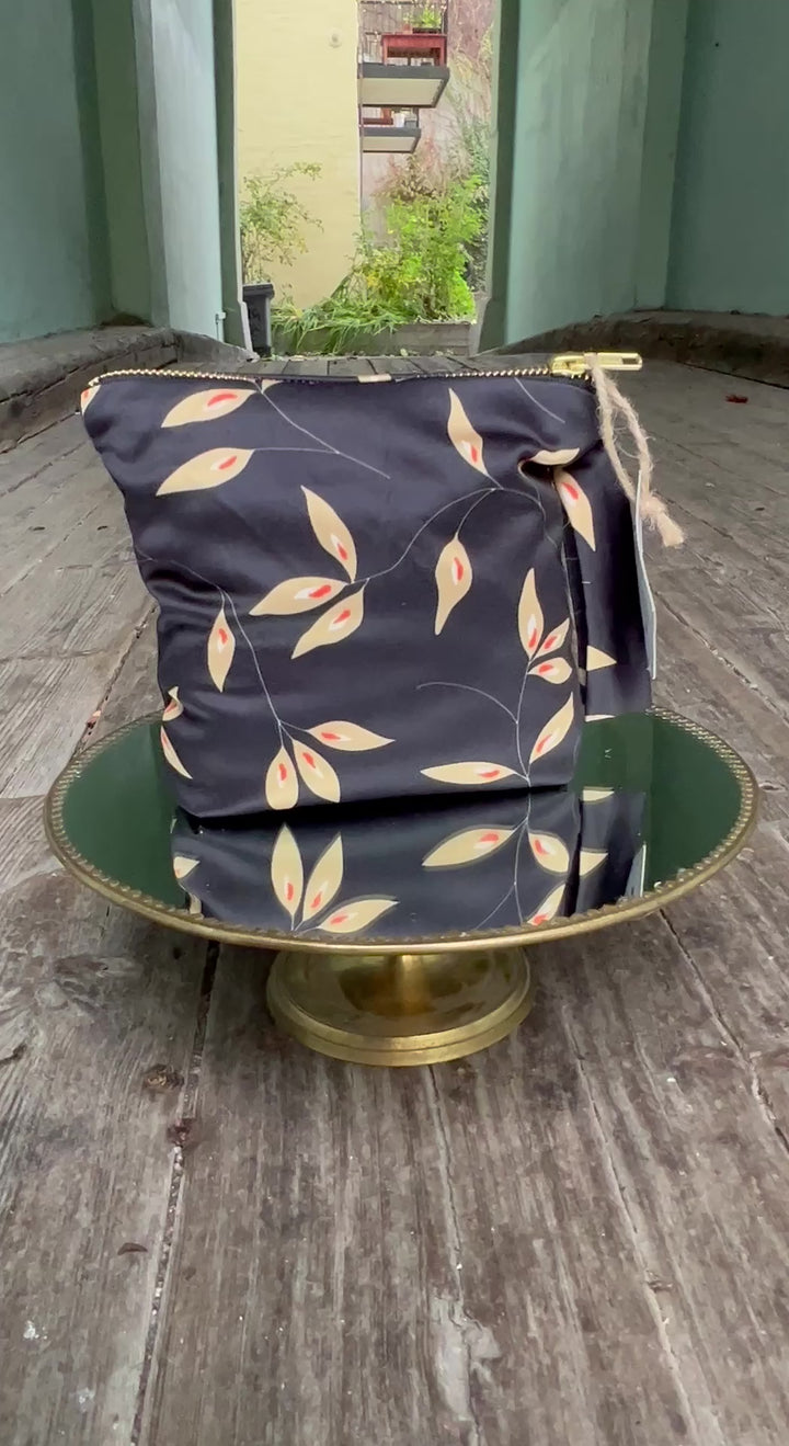 Sminkepung av restestoff - Svart med brune blader