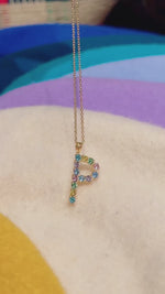 Last inn og spill av video i Gallerivisningen, etter Necklace P Caroline Svedbom Bokstav smykke  Pastel Combo pastellfarger sommer glitrende Swarovski krystaller gull
