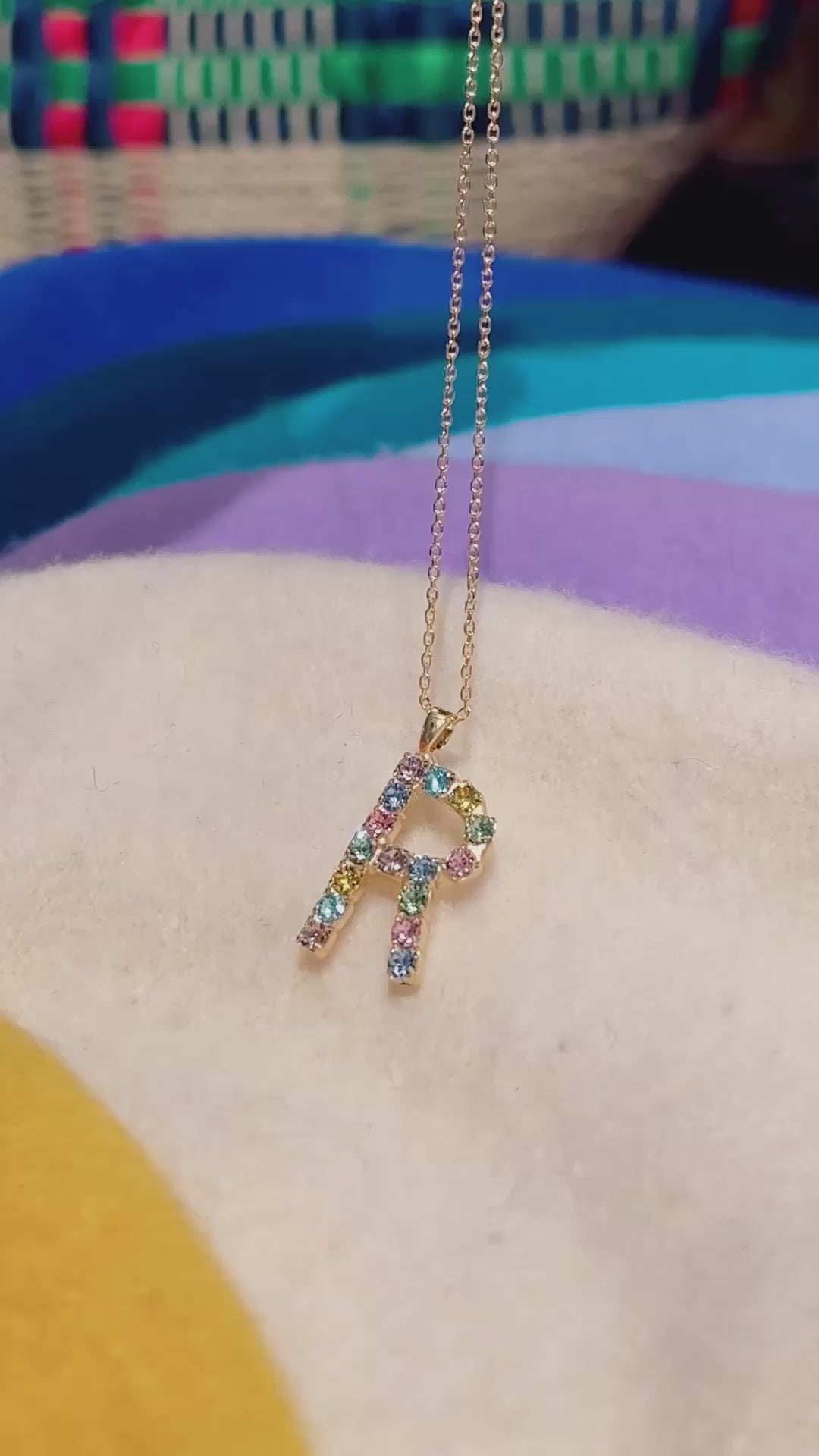 etter Necklace R Caroline Svedbom Bokstav smykke  Pastel Combo pastellfarger sommer glitrende Swarovski krystaller gull