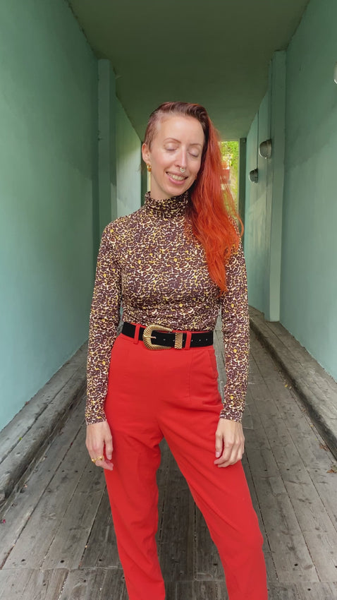 Genser med høy hals fra King Louie. Brunt leopardmønster og lange ermer.