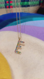 Last inn og spill av video i Gallerivisningen, Letter Necklace B Caroline Svedbom Bokstav smykke  Pastel Combo pastellfarger sommer glitrende Swarovski krystaller gull
